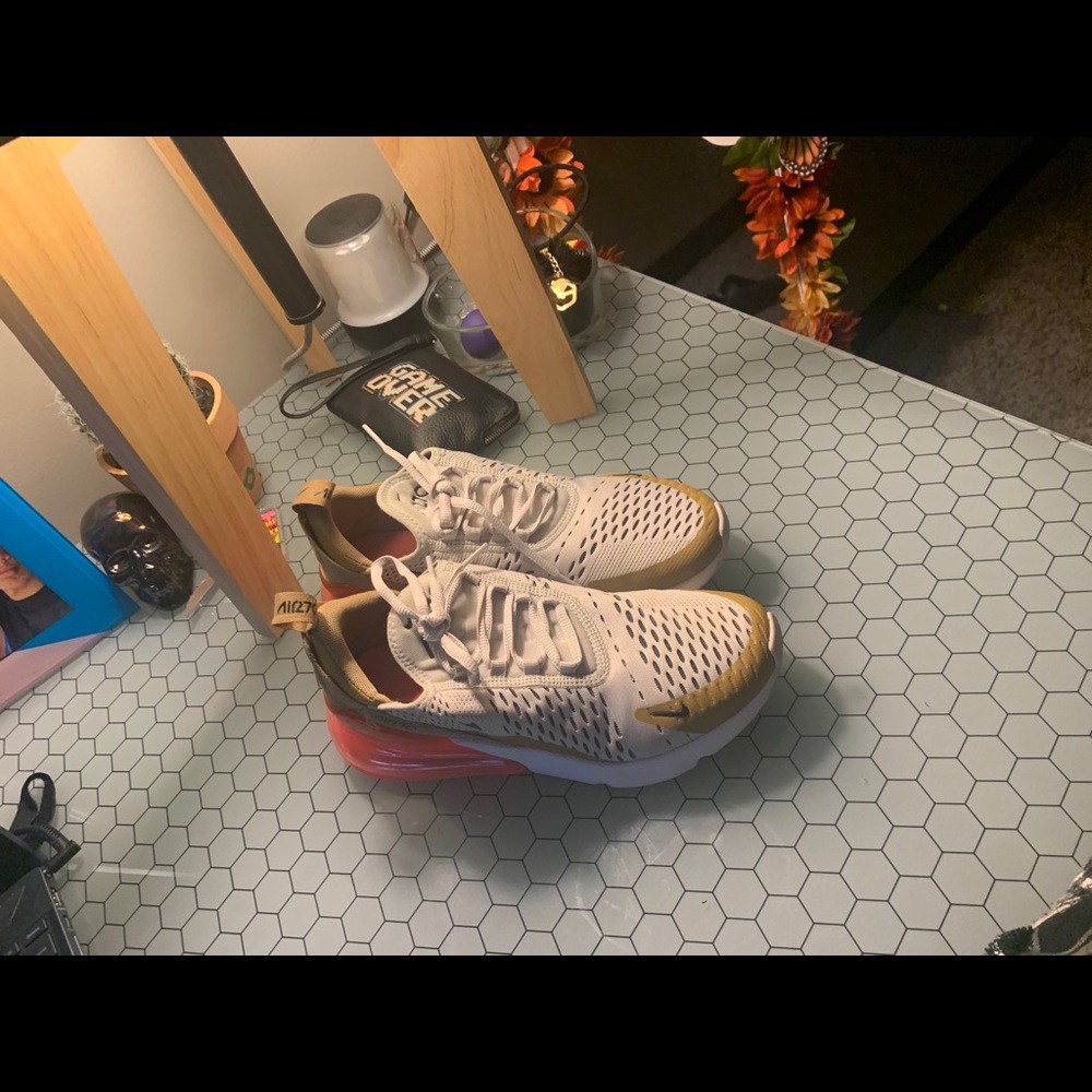 WMNS NIKE AIR MAX 270 FLIGHT